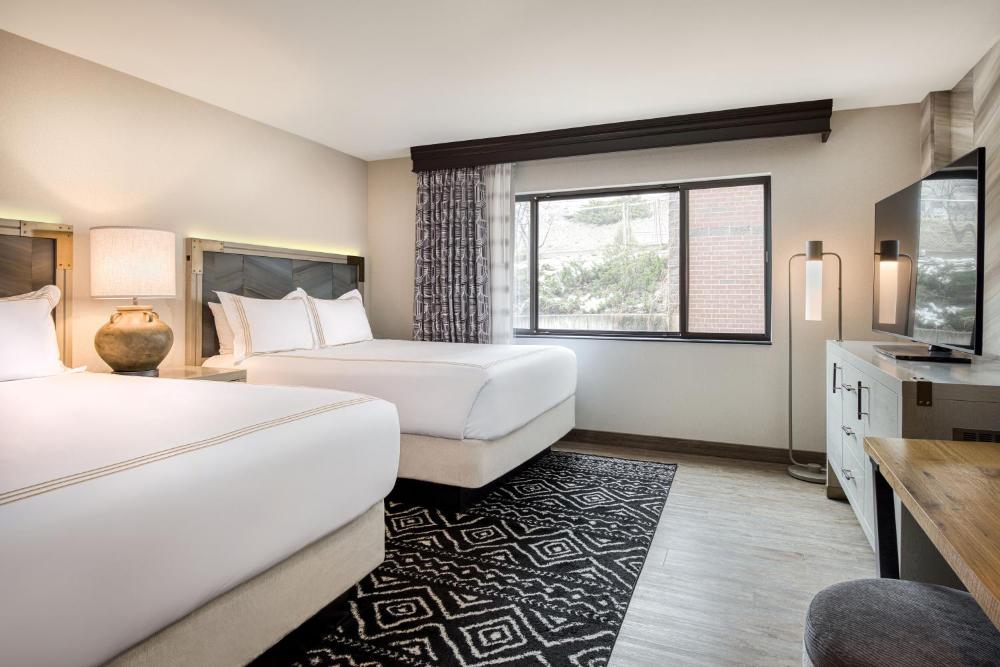 Lodge: Basic Double Queen interior