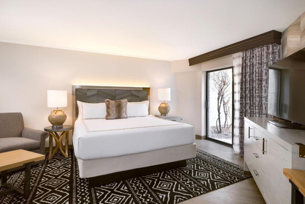 Lodge: King Room interior