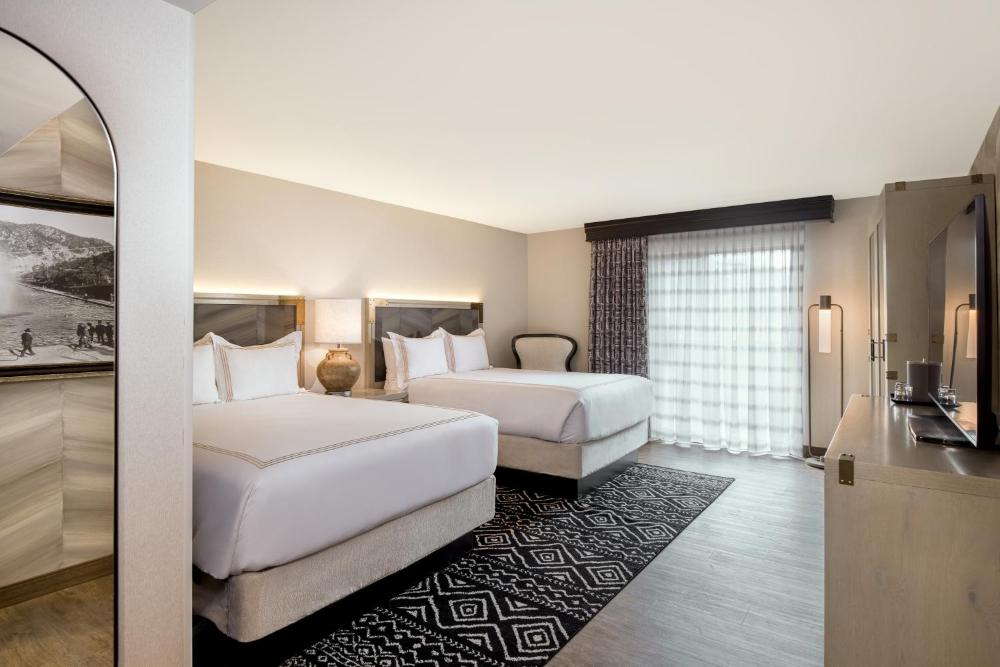 Lodge: Deluxe Double Queen interior